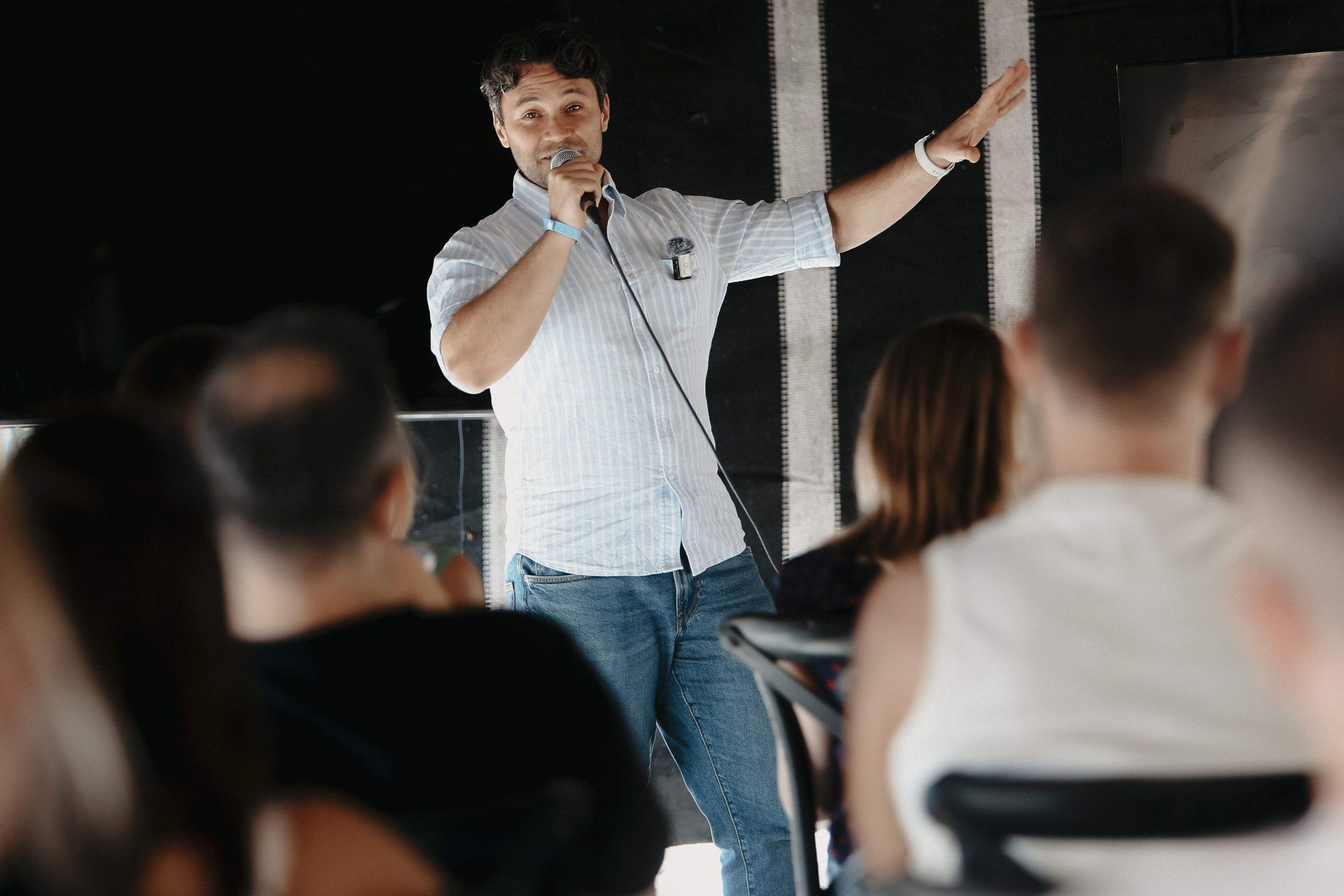 Daniel Duma gesturing towards the audience during a talk at Türkiye Nomad Fest